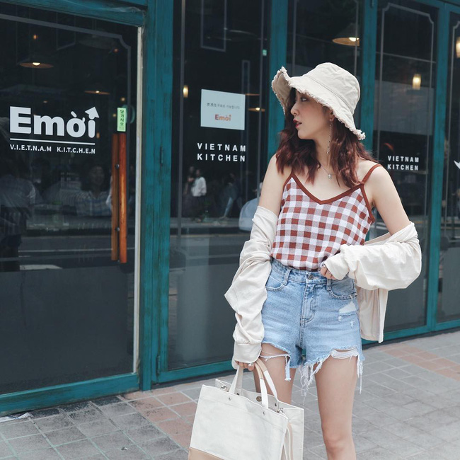 Dạo phố cuối tuần, hãy thật phóng khoáng, thoải mái với những set layer hờ hững bụi bặm mà cũng rất gợi cảm thế này. Bạn chỉ cần một chiếc áo sơmi đơn giản khoác ngoài với áo balo mix cùng short jeans là có thể sẵn sàng dạo phố với set đồ vừa cá tính vừa đáng yêu này.    