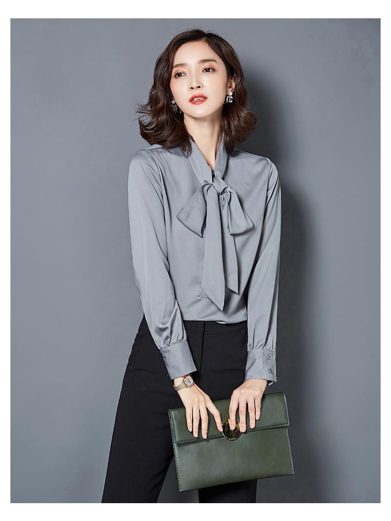 Những mẫu sơ mi lụa trơn tuy đơn giản nhưng luôn cần thiết. Bất kể bạn là cô náng cá tính mạnh mẽ hay hiền dịu, kiểu áo này đều có thể giúp bạn trở nên thanh lịch và đậm chất công sở nếu kết hợp với quần tây.     