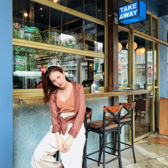 Thay vì nổi trội với những sắc màu hay họa tiết thì việc bạn chọn những gam màu cùng tông chuyển sắc độ đậm nhạt lại tạo nên set đồ phong cách và tinh tế tuyệt đối cho mình.    