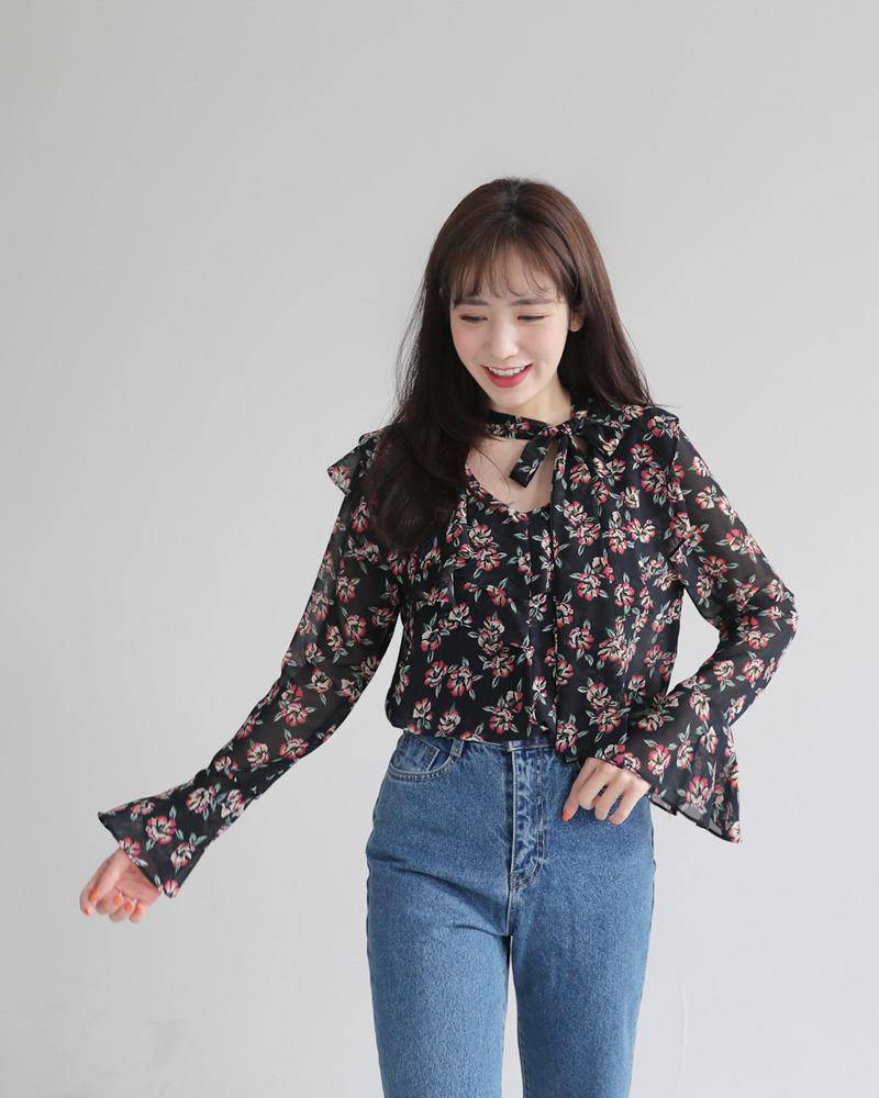 Sơ mi hoa nhí trang nhã nhưng vô cùng trẻ trung khi đi kèm các chi tiết ống tay chuông và nơ thắt phần cổ áo vô cùng tinh tế. Diện mẫu áo này, ác cô gái sẽ luôn được tỏa sáng, thu hút ánh mắt say đắm của các chàng trai.    