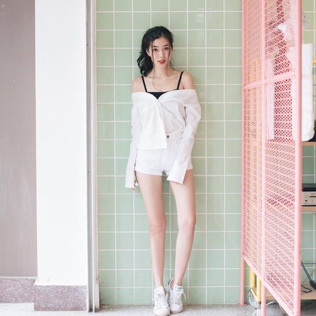 Diện cả một cây trắng tốt nhất nên thêm thắt chút phá cách, điểm nhấn khác biệt cho set đồ. Short jeans và sơmi trắng nếu mặc theo cách đơn thuần thì có gì là thú vị, mix layer cùng áo hai dây rồi kéo vạt trễ hờ hững thế này mới chính là cách giúp style của bạn khác biệt hoàn toàn.    