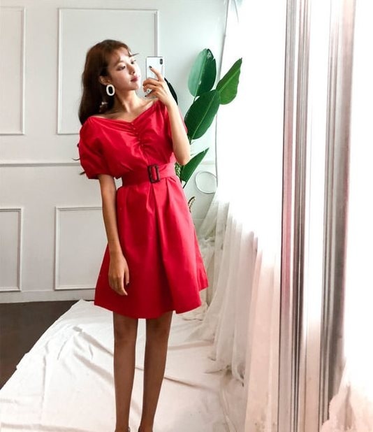 Váy tay bồng kèm thắt lưng mang lại vẻ điệu đà và duyên dáng cho chị em. Chỉ cần thêm một đôi giày và túi xách là bạn đã có set đồ nhẹ nhàng cho buổi dạo phố.    