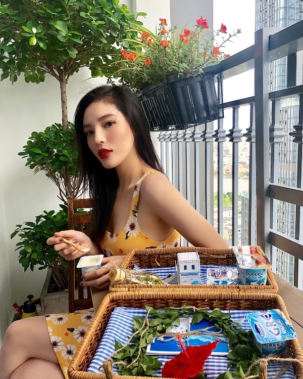 Chẳng còn cá tính mạnh mẽ, tuần này Kỳ Duyên bỗng dưng ''đổi gió'' với phong cách “bánh bèo” dịu dàng nữ tính. Mỹ nhân sinh năm 1996 khiến người hâm mộ ngạc nhiên khi diện một chiếc đầm vô cùng điệu đà duyên dáng có tông vàng với họa tiết hoa li ti khá nổi bật.    