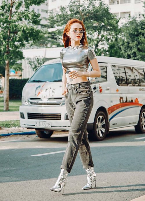 Những xu hướng quen thuộc của thời trang những năm 1990 - 2000 như croptop, quần jeans cạp trễ... đang được nhiều sao Việt hưởng ứng nhiệt tình trở lại. Tuần qua, Minh Hằng gây bất ngờ khi xuống phố với diện mạo rất chất chơi.    