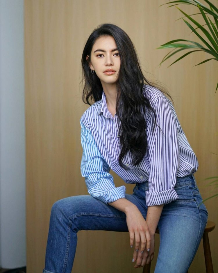 Bên cạnh đó, chỉ là sơ mi phối với quần jeans thôi nhưng Mai Davika cũng hút hồn ngay từ cái nhìn đầu tiên không chỉ bởi vẻ đẹp tươi trẻ mà còn bởi thần thái nhẹ nhàng, nữ tính.  