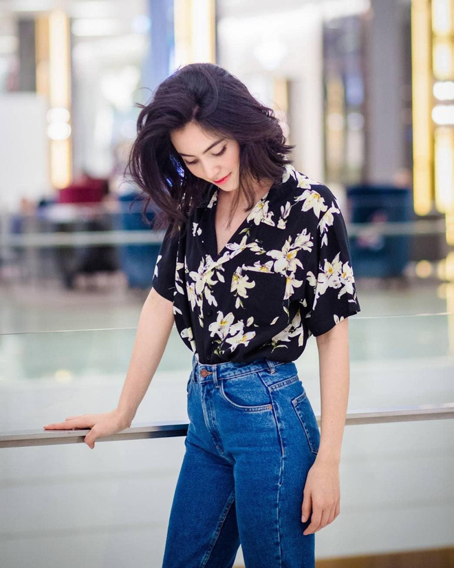 Nàng thơ của Sơn Tùng trông trẻ trung, cá tính khi phối quần jeans cùng áo sơ mi đen họa tiết nổi bật.  