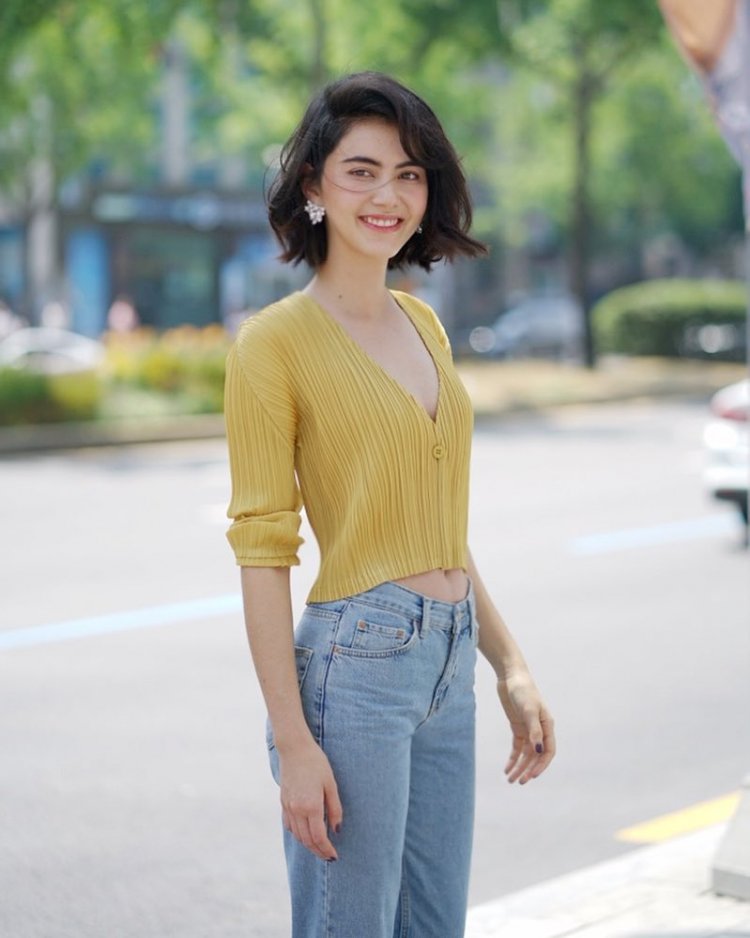 Nếu là 1 cô nàng yêu thích nữ tính, nhẹ nhàng thì bạn có thể chọn 1 chiếc áo họa tiết sọc mềm với phần cổ chữ V gợi cảm vừa đủ kết hợp cùng chiếc quần jean basic, đơn giản nhưng vẫn cực bắt mắt.  