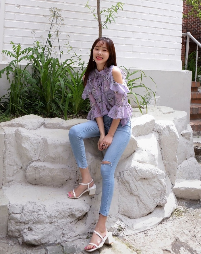 Đây chính là item tuyệt vời để bạn “đổi gió”. Áo in hoa màu tím lavender nhẹ nhàng nhưng nổi bật và trở thành điểm nhấn cho mọi set đồ.    