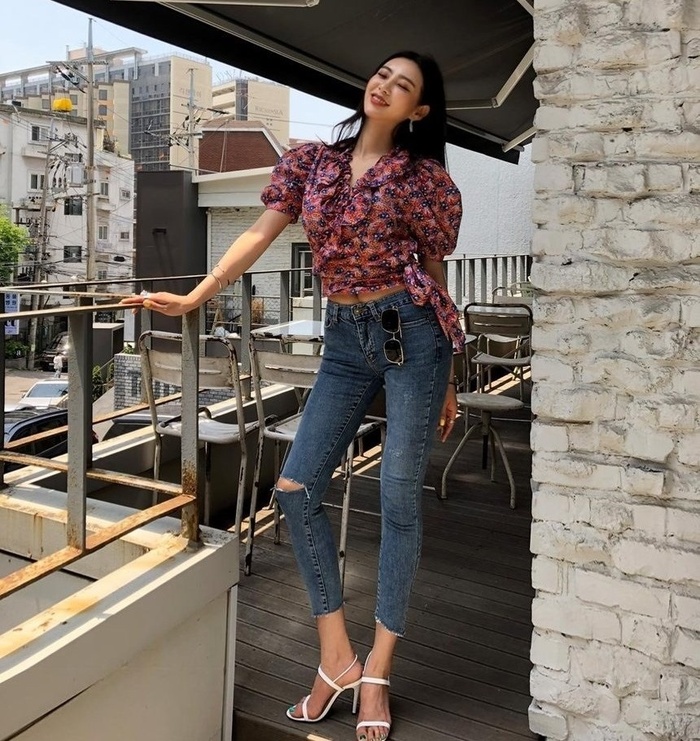 Áo quấn in hoa vừa nữ tính, vừa cổ điển lại thoải mái và tiện dụng cho chị em. Phối cùng chân váy và phụ kiện tạo điểm nhấn cho cả set đồ.    