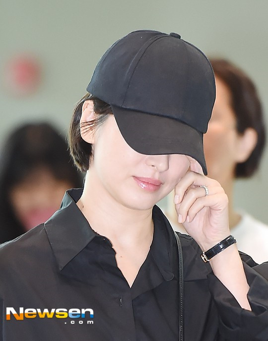 Nữ diễn viên còn khoe chiếc nhẫn cưới vàng trắng đính kim cương 18 carat Song Hye Kyo trị giá 31 nghìn đô la Hong Kong (90 triệu đồng) trên tay