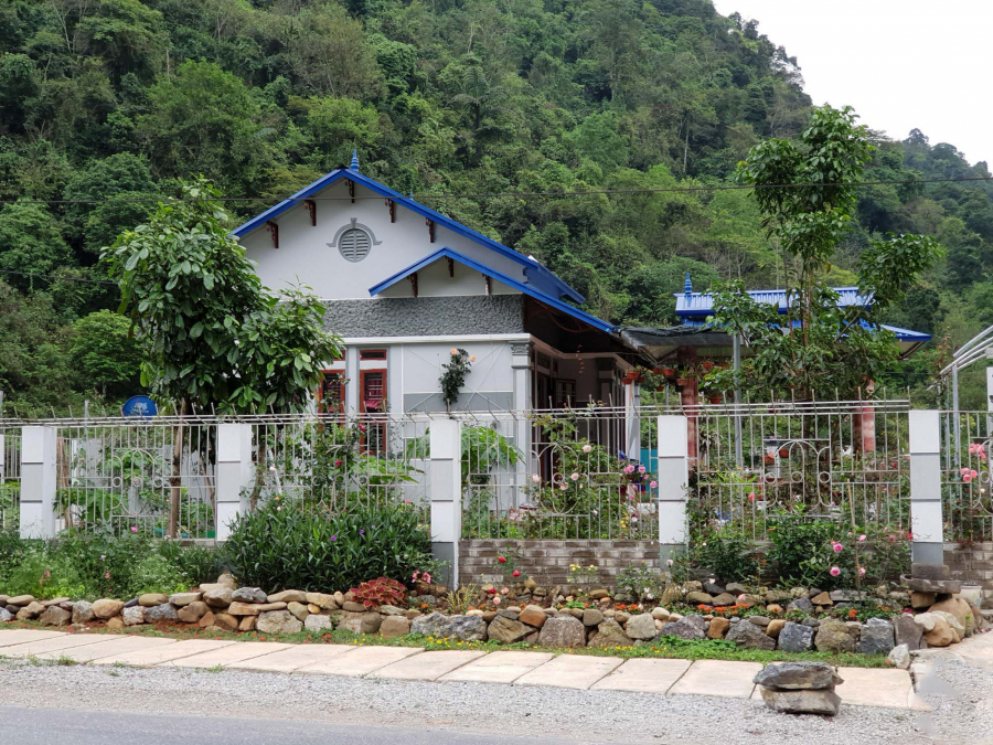 Ngôi nhà ngọt ngào sắc màu hoa lá.    