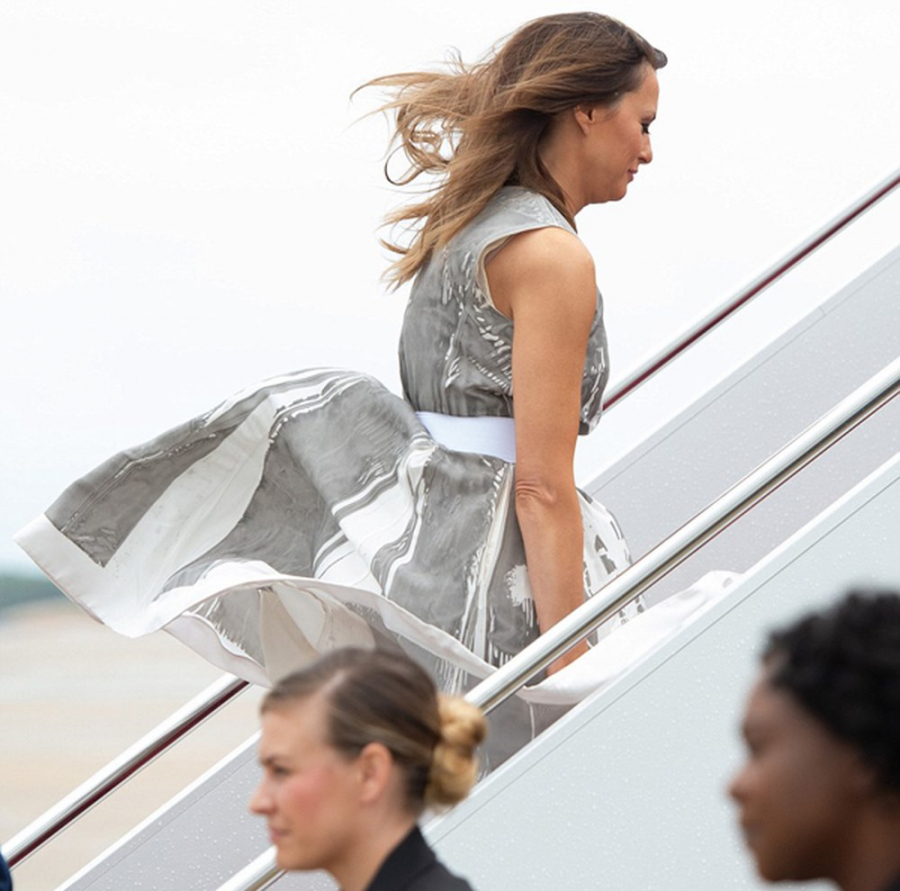 Khoảnh khắc bị tốc váy khi lên máy bay của bà Melania Trump