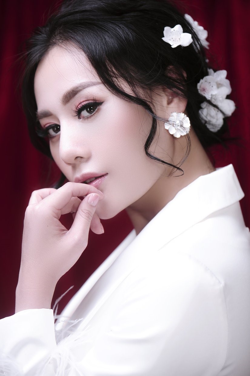 Với kinh nghiệm từng làm người mẫu chuyên nghiệp nhiều năm trước khi bước sang con đường đóng phim, Phương Oanh thể hiện xuất sắc thần thái kiêu kỳ, lạnh lùng khi thực hiện bộ ảnh.    
