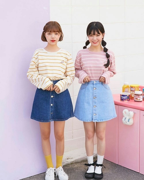 Nếu như áo phông hay áo hai dây mát mẻ dường như ''đóng đinh'' với các cô nàng trong mùa hè thì trong tiết trời thu mát mẻ, áo thun dài tay sẽ là ''cạ cứng'' giúp bạn vừa có phong cách trẻ trung lại hợp thời.    