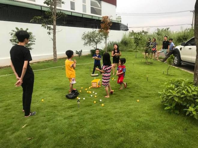Đặc biệt, bãi cỏ xanh mát xung quanh ngôi nhà là sân chơi được các nhóc tỳ vô cùng yêu thích. Buổi tối, những bóng đèn nhỏ hắt sáng bao quanh biệt thự, tạo nên không gian ngoại thất đẹp ấn tượng.    