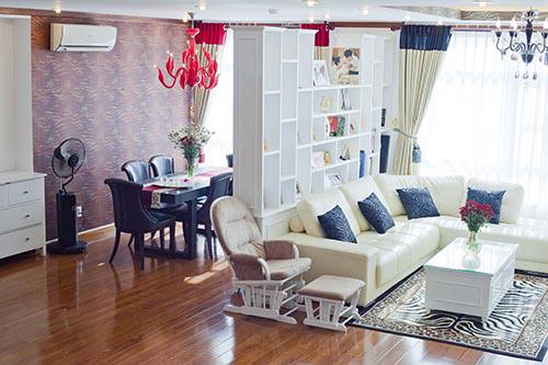 Bên trong ngôi nhà là những không gian chức năng được tách biệt bởi màu sắc nhưng vẫn đảm bảo được phong cách đương đại xuyên suốt.     