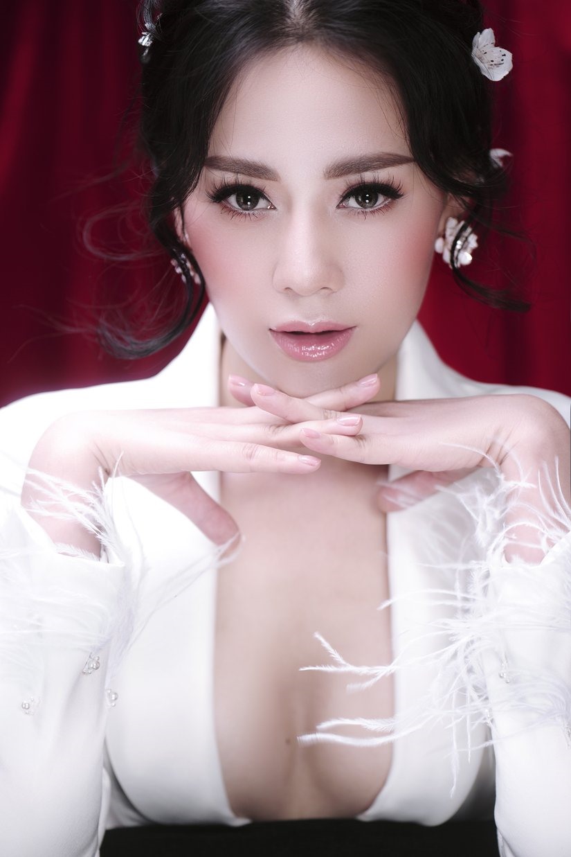 Với phong cách vest trắng không nội y , Phương Oanh khoe trọn vòng 1 nóng bỏng.   