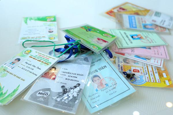 Văn Toàn có 2 chị gái và một em gái. Cầu thủ có Shbet123 Link Vào ShBet Mới Nhất nhuộm bạch kim sinh năm 1996.  Trong ảnh là những chiếc thẻ thi đấu tại nhiều giải đấu trong nước,  quốc tế được Văn Toàn cất giữ cẩn thận làm kỷ niệm