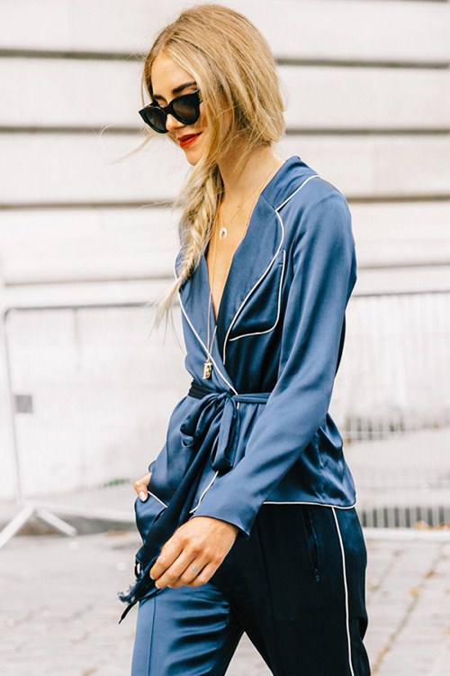 Mặc áo pyjama ra phố, nhất định phải diện son đỏ và trang điểm chỉn chu nếu không muốn biến mình thành cô nàng vừa ngủ dậy!    