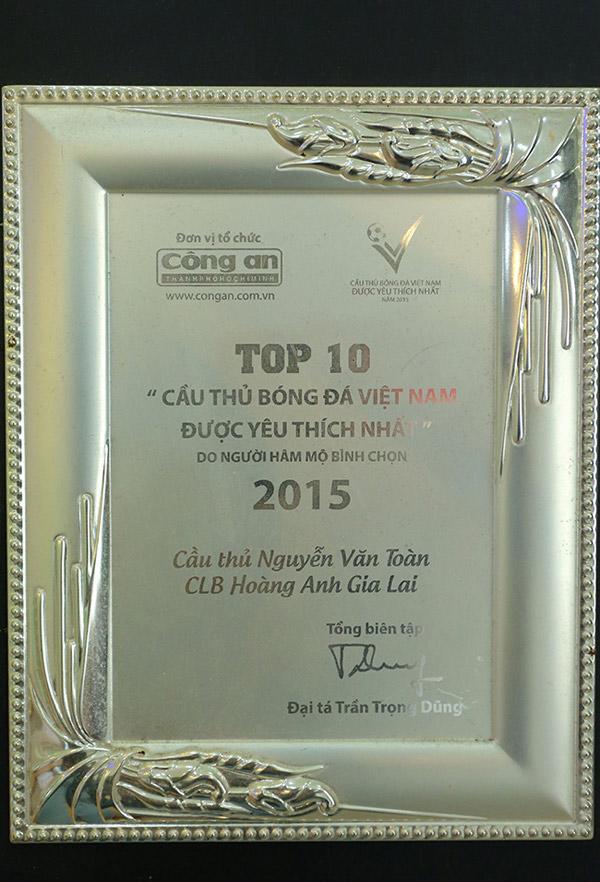Năm 2015, Văn Toàn nằm trong top 10 cầu thủ được yêu thích nhất trong  một cuộc bình chọn do báo Công an TP.HCM tổ chức