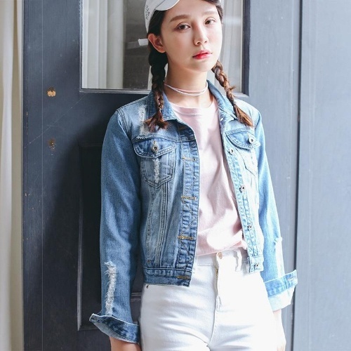 Có vẻ ngoài bụi bặm, đơn giản và mộc mạc nhưng denim jacket không hề nhàm chán. Trái lại khi được mix&match phù hợp, item này sẽ mang lại cho bạn vẻ ngoài vừa trẻ trung vừa cá tính.    