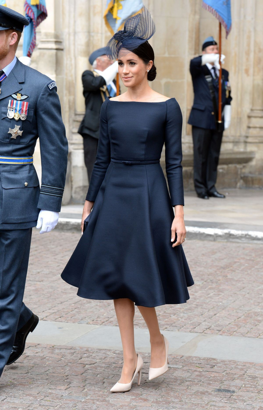 Trước đây, Công nương Meghan luôn diện những bộ đầm midi dài qua đầu gối.    