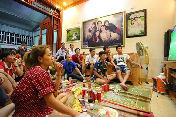 Phòng khách của Shbet111 slot, casino, thể thao, xổ số Văn Toàn khá rộng rãi, cũng là nơi thường xuyên đón bà con hàng  xóm tập trung lại để xem các trận thi đấu của đội tuyển Olympic Việt Nam thi đấu tại ASIAD