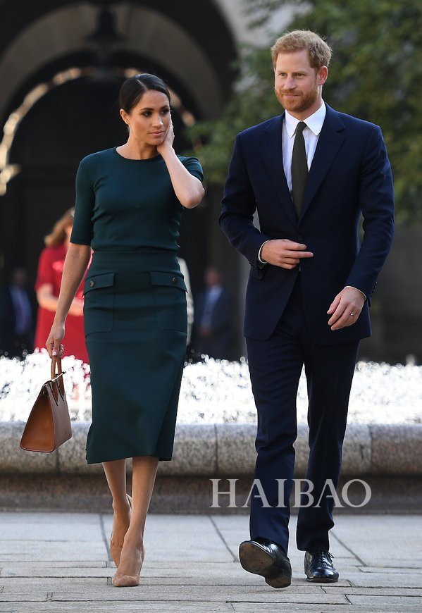 Đến Công nương Meghan cũng ưu ái thiết kế này thì bạn đủ biết nó hot thế nào trong mùa thu rồi đấy.    