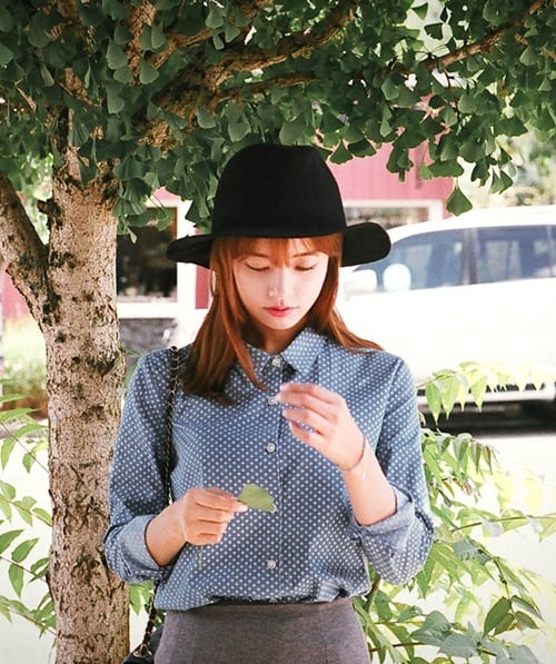 Không cần tới sự pha trộn của nhiều sắc màu, không cần những khoảng hở như thời trang mùa hè, bí quyết mặc đẹp mùa thu tới từ những gì tinh tế, giản đơn nhất    
