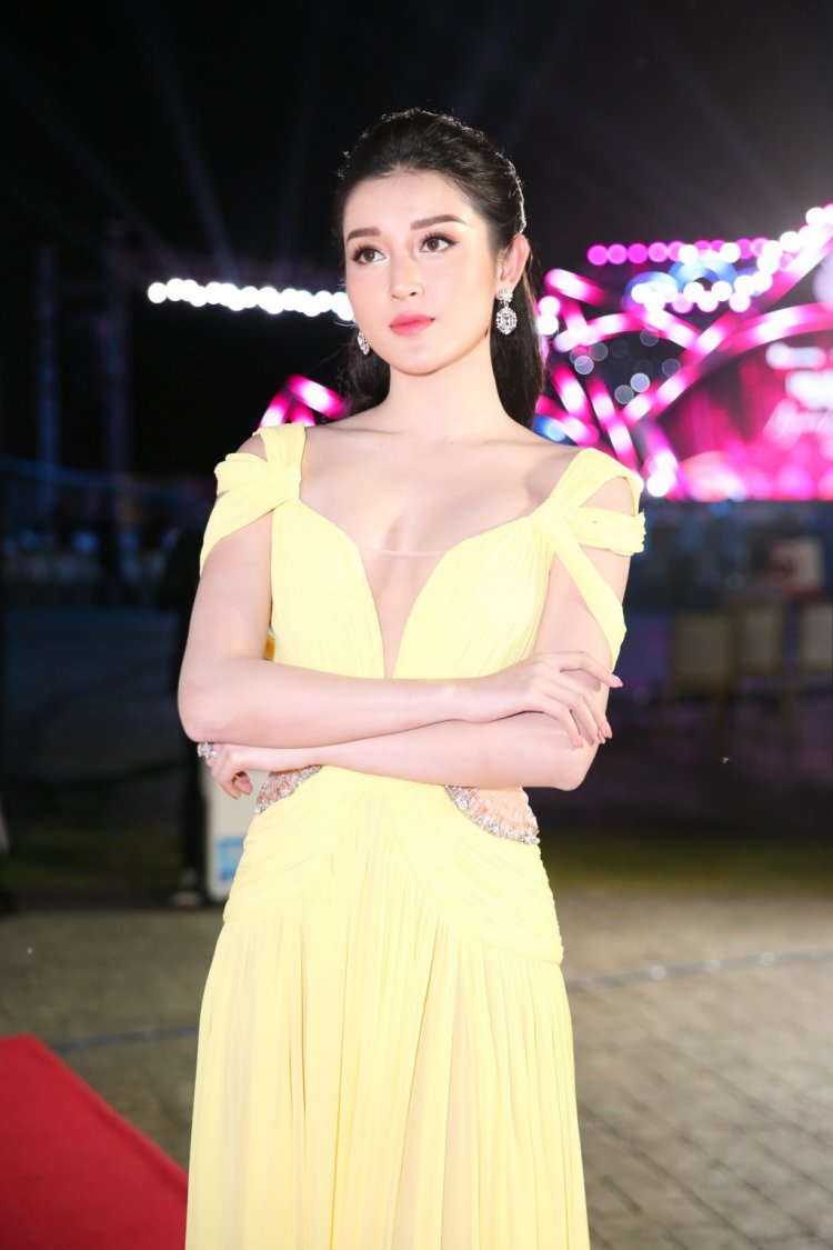 Người đẹp đảm nhận vai trò bình luận viên, đưa ra những nhận xét, góp ý cho các thí sinh.  