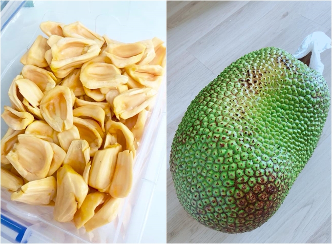 Một quả mít hái từ khu vườn của cặp vợ chồng đông con bóc được cả khay múi lớn. Bốn bé nhà Lý Hải rất thích ăn trái cây nên chỉ một loáng là 'xử lý' xong.    