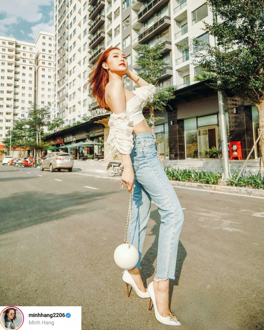 Tuần qua, Minh Hằng không chỉ xuống phố với áo crop top đen mà còn diện thêm một chiếc màu trắng trễ vai tay phồng hờ hững. Đây là kiểu áo xu hướng được rất nhiều fashionista thế giới yêu thích thời gian gần đây. Dưới nắng vàng, huấn luyện viên The Face 2018 khoe dáng một cách triệt để.    