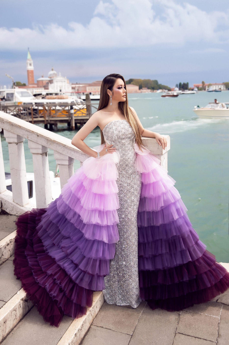 Lý Nhã Kỳ gây ấn tượng với truyền thông quốc tế khi diện mẫu váy ombre màu tím xuất hiện tại Liên hoan phim Venice. Mặc dù có hơi cầu kỳ nhưng khó có thể phủ nhận sự thu hút của mẫu váy này, nhất là khi nó tôn lên được những lợi thế về vóc dáng của Lý Nhã Kỳ.    