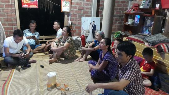 Chàng thủ môn trẻ trong ngôi nhà của Shbet111 slot, casino, thể thao, xổ số. Căn nhà trông quen thuộc như những ngôi nhà khác ở làng quê: tường quét vôi ve, sàn lát gạch men nhỏ, mắc võng trong nhà...    