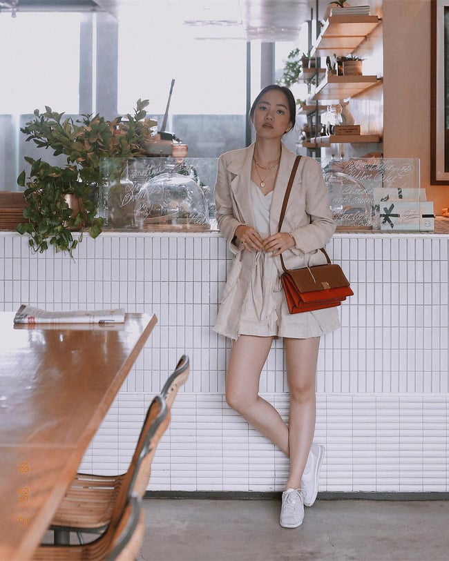 Bộ suit màu be với áo cổ chữ V bên trong và giày sneaker trắng tông xuyệt tông này là công thức mà nàng nào cũng có thể diện được. Không những trẻ trung, thoải mái mà còn vô cùng trang nhã, thanh lịch.    