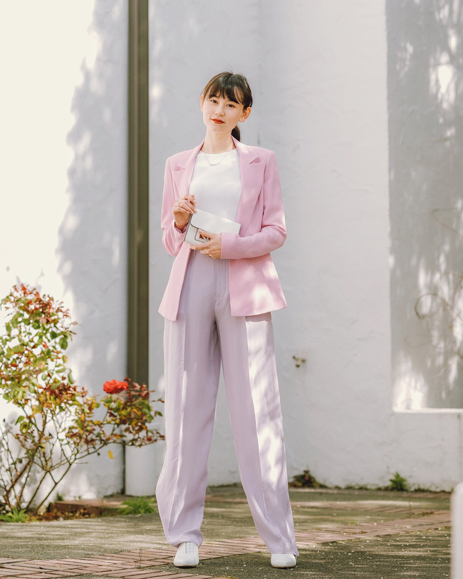 Áo blazer không chỉ có những gam màu trung tính như: đen, trắng, ghi xám… mà còn mang những sắc màu trẻ trung, ngọt ngào như thế này. Chiếc blazer hồng khoác ngoài set đồ với màu trắng làm chủ đạo vừa mang lại nét nữ tính, tươi trẻ lại chẳng kém phần trang nhã, thanh lịch.    