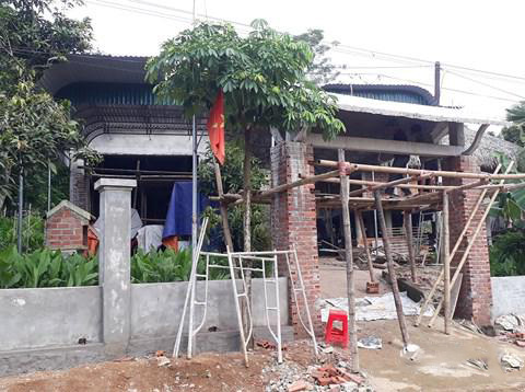 Ngôi nhà được sửa lại khá nhiều, cổng nhà được xây theo kiểu mới có mái khang trang hơn.     