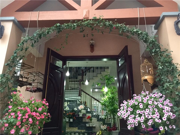 Từ ban công nhà cho đến cửa vào đều được trang trí bằng những chậu hoa xinh xắn. Cứ ngỡ như bạn đang lạc vào một vườn hoa đầy sắc màu.    