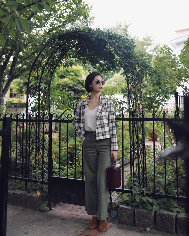 Không diện blazer cơ bản, cô nàng này chọn cho mình kiểu dáng lửng để tăng thêm phần trẻ trung, thời thượng cho set đồ. Cách mix với quần cạp cao sơ vin gọn gàng cũng là tuyệt chiêu 