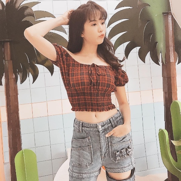  Ngọc Trinh 'hack tuổi' đáng kinh ngạc với bộ đôi crop top trễ vai họa tiết kẻ ca rô và quần jean rách. Set đồ không chỉ mang lại vẻ trẻ trung mà còn giúp người đẹp khoe khéo vòng eo thon đáng ngưỡng mộ của mình.    