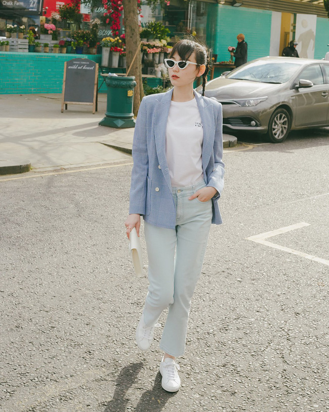 Diện công thức ngọt ngào, dịu mát với blazer xanh pastel, áo phông trắng cùng quần denim xanh nhạt này lên mình; các nàng sẽ có ngay vẻ ngoài nữ tính và thanh lịch tuyệt đối.    