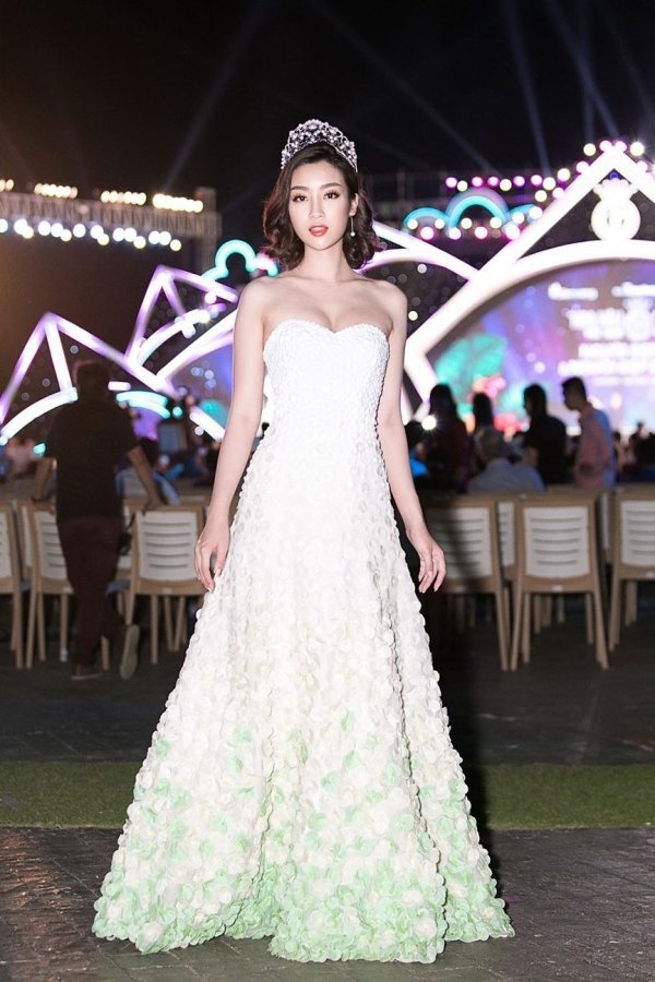  Hoàng Thùy khoe trọn thân hình cao ráo với 3 vòng gợi cảm khi diện đầm ngắn phom dáng ôm sát body. Nàng Á hậu kết hợp thiết kế tông đỏ nổi bật này cùng với giày cao gót mũi nhọn ánh bạc và các phụ kiện Shbet111 kèo cá cược world cup tinh tế.    