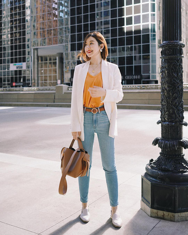 Nếu diện blazer màu trung tính thì các nàng có thể khiến mình nổi bật bằng cách mix một chiếc áo t-shirt màu cam rực rỡ bên trong. Để vẻ ngoài trọn vẹn trẻ trung, sành điệu thì quần skinny jeans cùng giày loafer tông xuyệt tông quả đúng là lựa chọn hoàn hảo.    