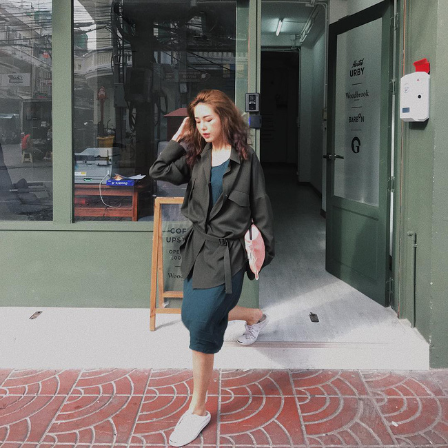 Tận dụng những thiết kế váy hai dây hai ba lỗ của mùa hè sang thu bạn hoàn toàn có thể học theo cách của cô nàng này, kết hợp layer cùng một thiết kế sơmi rồi buộc vạt, thêm đôi sneakers trắng là đủ combo dạo phố cá tính mà vẫn điệu cho ngày chớm thu.    