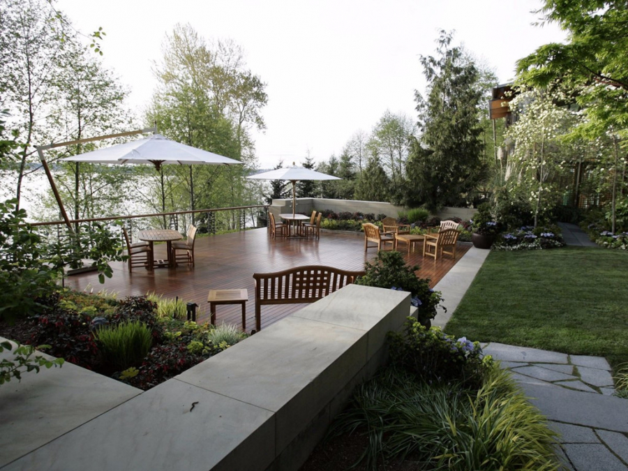 Dinh thự được bao phủ bởi cây linh sam Douglas (cây lá kim có nguồn gốc Bắc Mỹ), có cây lên tới 500 tuổi và cần tới 300 người thi công - trong đó 100 người là thợ điện.  