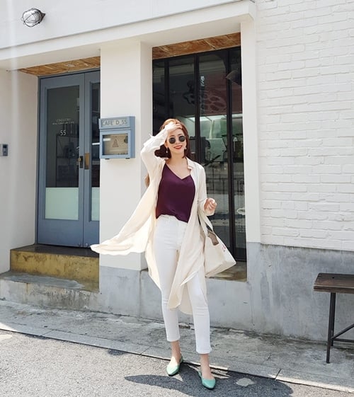 Mang danh là “áo khoác” nên dĩ nhiên không thể bỏ qua công năng chính của cardigan. Áo khoác len dáng dài vẫn luôn được ưa chuộng và chắc chắn cách mặc này chẳng bao giờ lỗi mốt.    