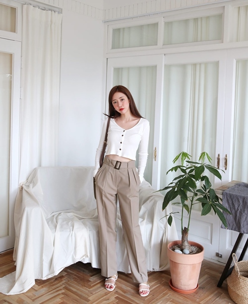 Nếu không còn mặn mà với cardigan dáng dài cũng chẳng sao, vì kiểu dáng lửng hở eo nhẹ nhàng thế này rất có thể sẽ làm vừa lòng bạn. Khoe sự quyến rũ nhưng không quá lố, nhất là khi bạn mặc cùng quần cạp cao.    
