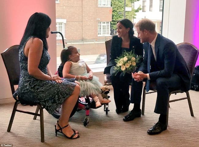 Diện Shbet999 com đăng nhập tối màu u ám khi đến thăm trẻ em, Công nương Meghan Markel bị chỉ trích thiếu tinh tế.    