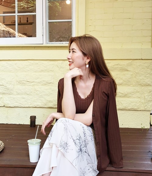 Hóa nàng tiểu thư khi khoác hờ chiếc cardigan dáng basic trên vai, có ai lại không sẵn lòng thử cách mặc trên cả tối giản này ngày giao mùa?    