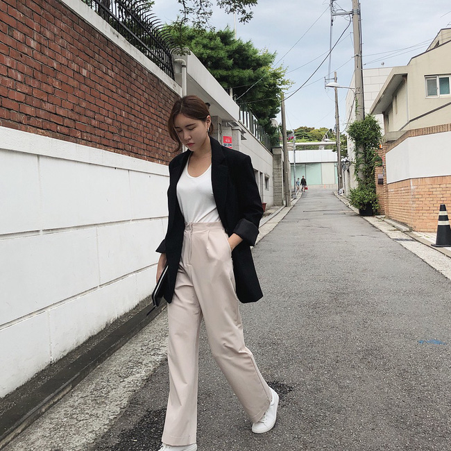 Nếu chưa có ý tưởng nào diện blazer, hãy học tập cô nàng này cách kết hợp đầy trẻ trung với áo sơ mi. Bên cạnh đó, thay vì chọn quần âu basic cùng giày cao gót thì bạn có thể chọn những chiếc quần vải cạp cao kết hợp cùng sneakers trắng.    